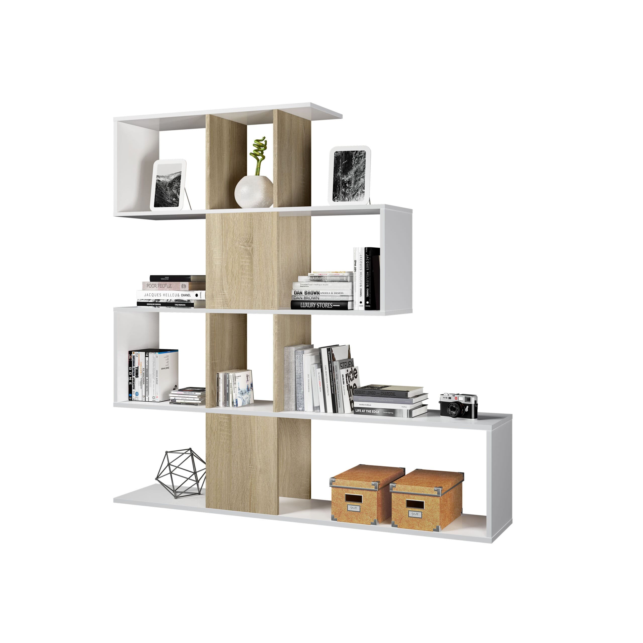 Estantería roble con detalles encima en un fondo blanco